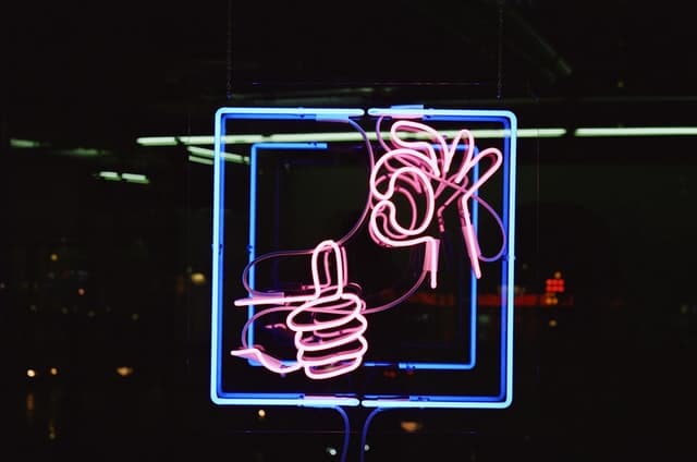 Letrero neon con manos